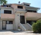 Villa "Iva", Apartmaji 1. vrsta do morja, zasebne nastanitve v mestu Trogir, Hrvaška