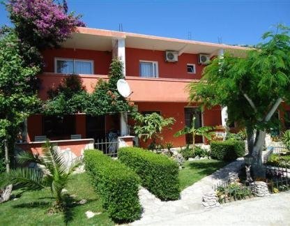 Apartments in Sutomore, private accommodation in city Sutomore, Montenegro - objekat