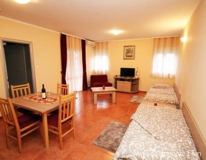 Apartman broj 7, alojamiento privado en Igalo, Montenegro - FB_IMG_1682010033129